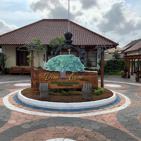 Dem Ayem Heritage Guest House Yogyakarta Bagian luar foto
