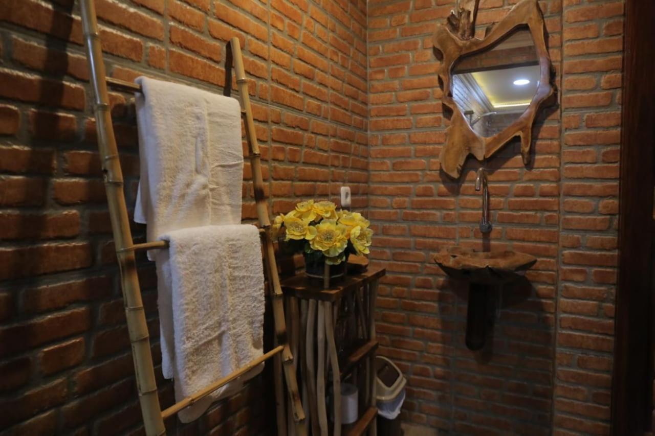 Dem Ayem Heritage Guest House Yogyakarta Bagian luar foto