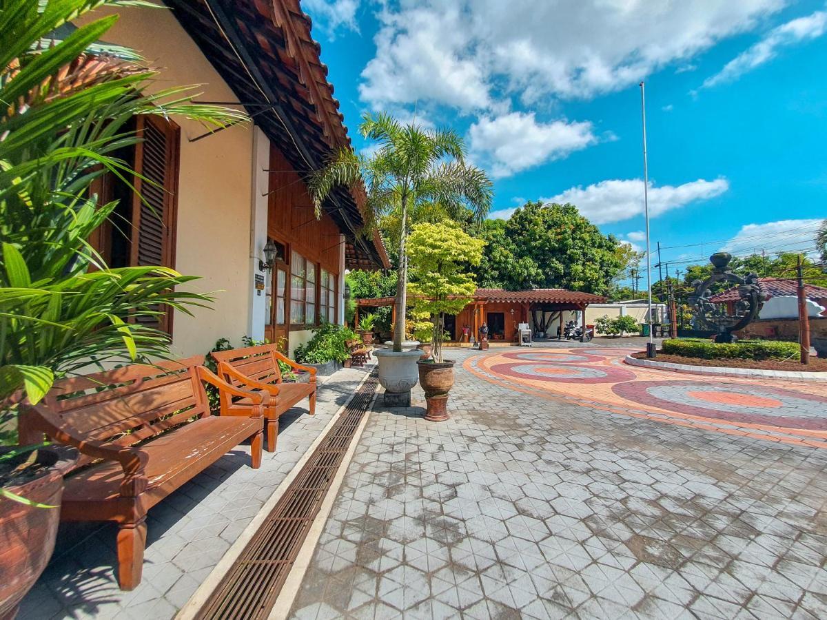 Dem Ayem Heritage Guest House Yogyakarta Bagian luar foto